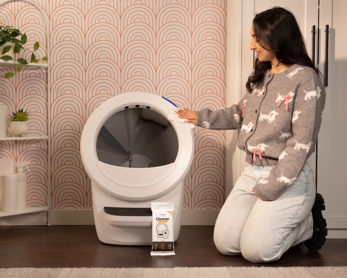 Quiet Self-Cleaning Reconditioned Litter-Robot 4 Bundle for Multiple Cats Odor Control